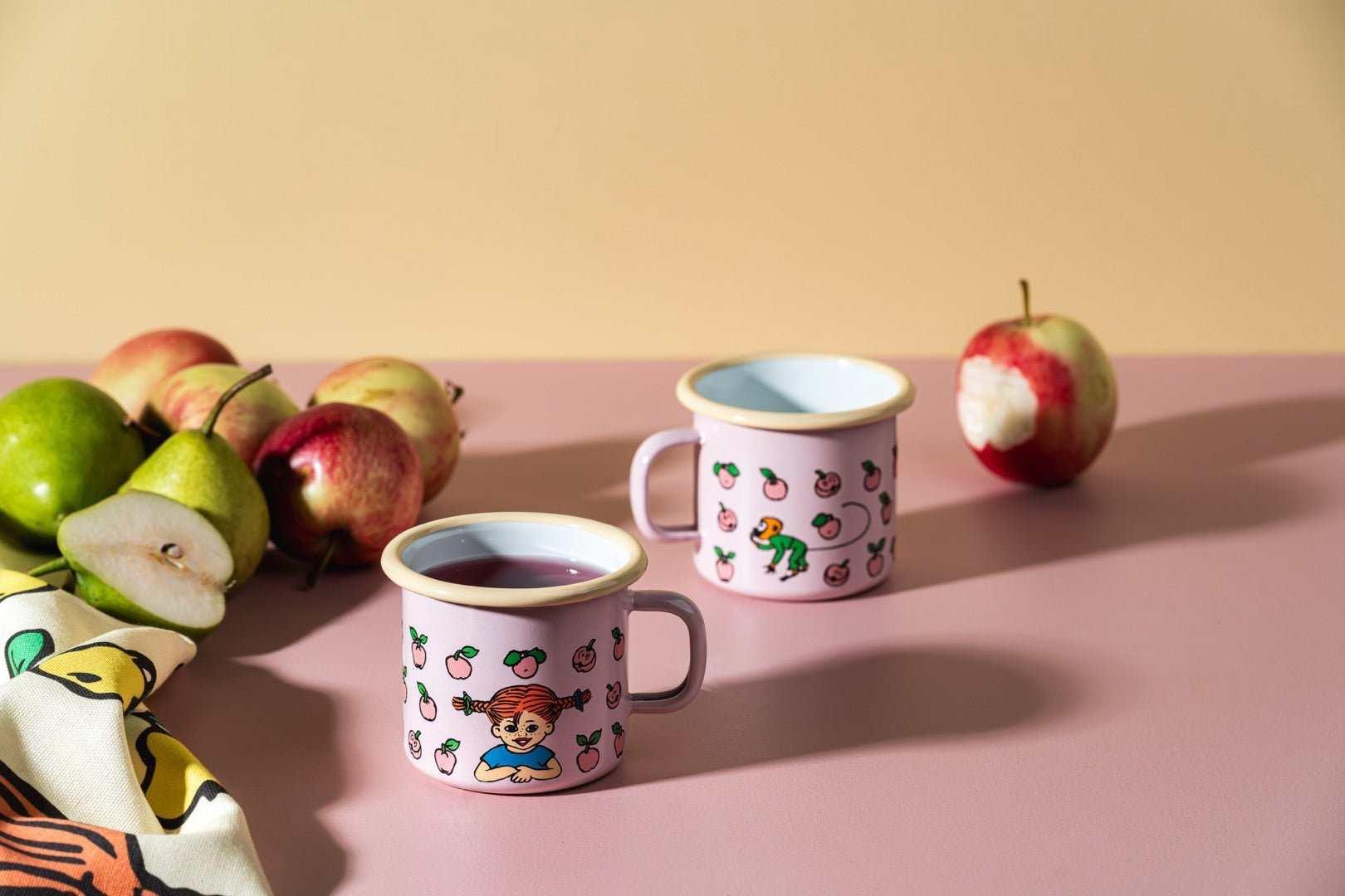 Pippi Langstrømpe emaljekrus Frugter 2,5dl - Dsignhouse