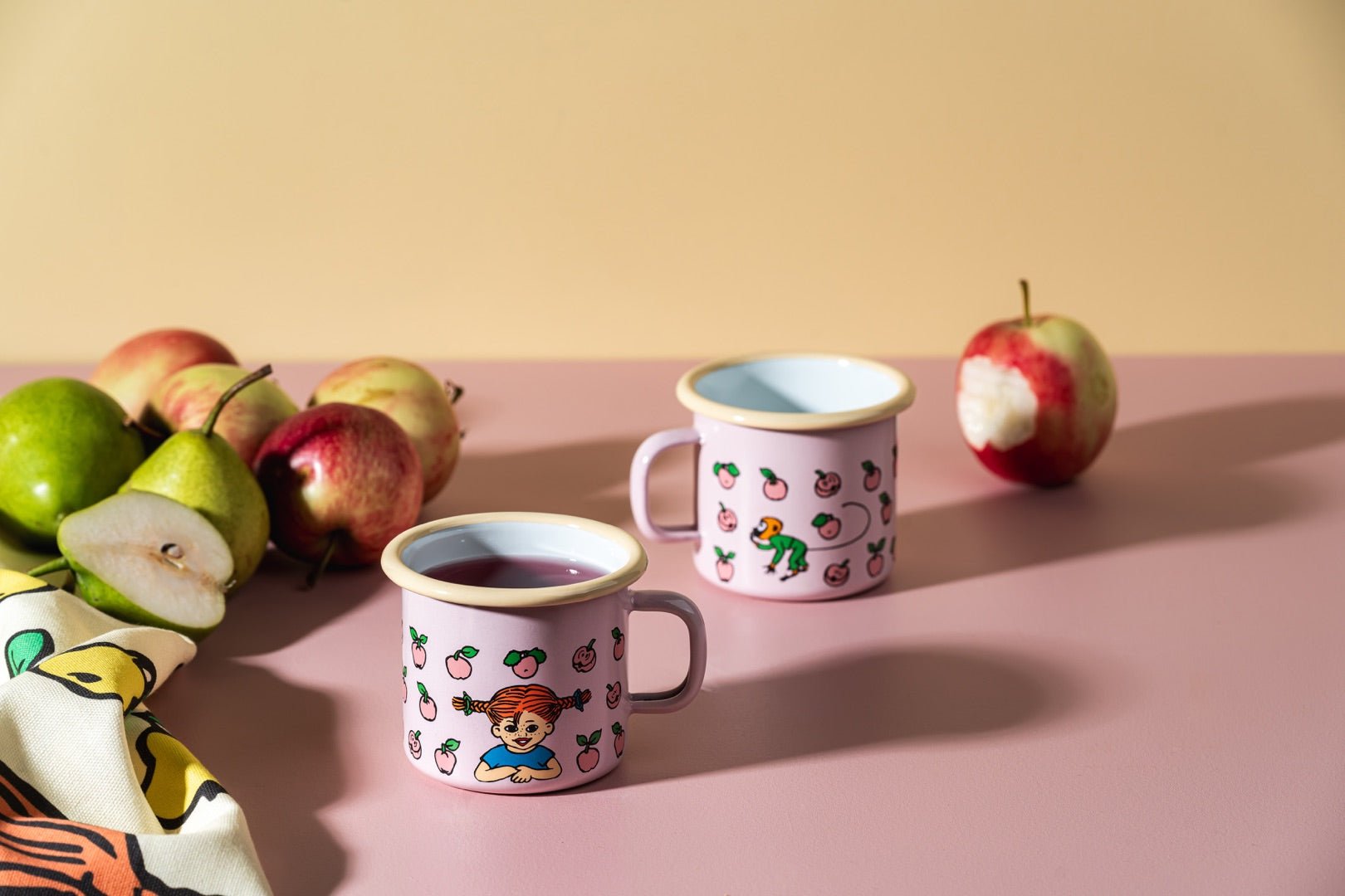 Pippi Langstrømpe emaljekrus Frugter 2,5dl - Dsignhouse