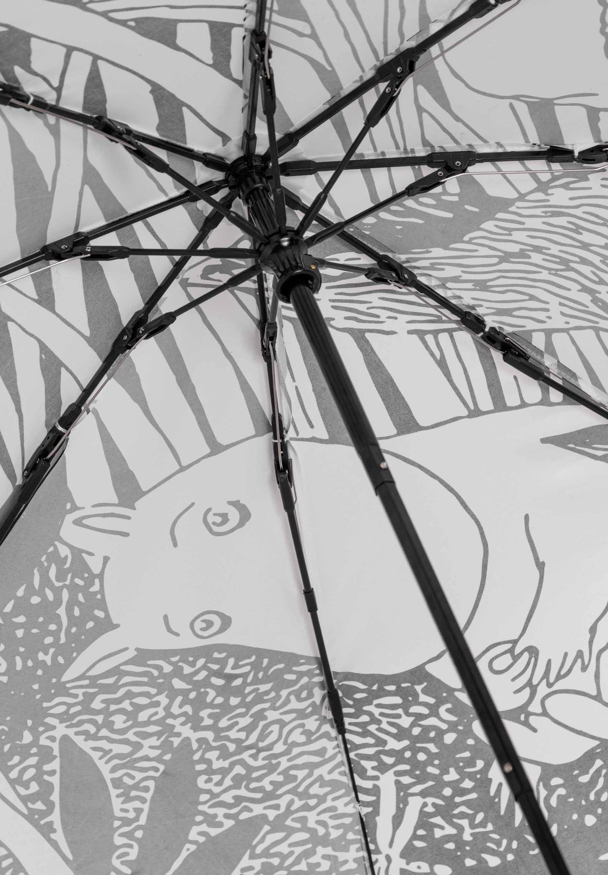 Mumitroldene paraply Farlig midsommer – stel indefra