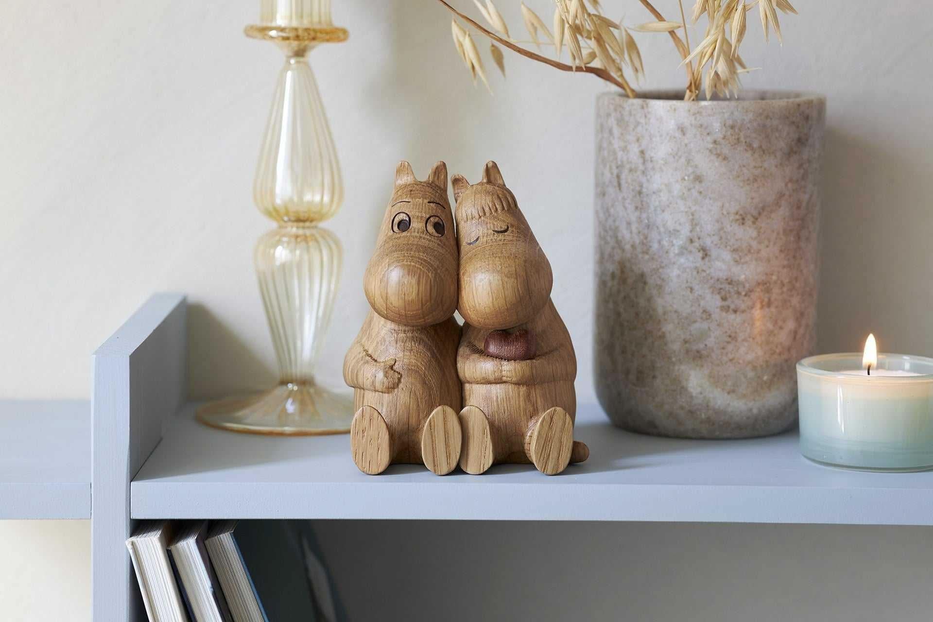 Moomin Kram træfigur i egetræ 10 cm til 80 års jubilæum, dekorativ og nostalgisk samleobjekt